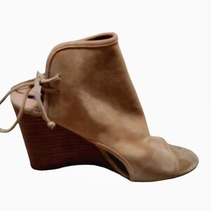 Tahari Womens Margo Tan Suede‎ Peep Toe 4 Inch Wedge Heels Size 6.5